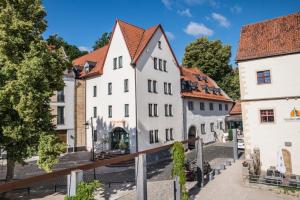 une rangée de bâtiments blancs dans une ville dans l'établissement Hotel am Markt, à Eisenach