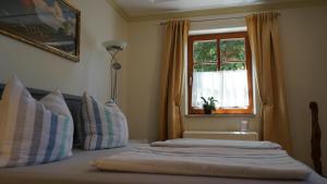 a bedroom with two beds and a window at Rittergut zu Groitzsch in Jesewitz