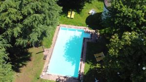 an overhead view of a swimming pool in a yard at Casas de Cornide in Teo