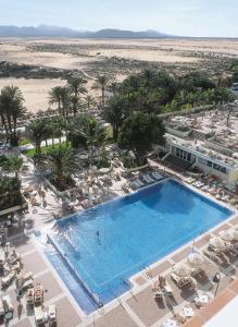 an overhead view of a swimming pool in a resort at Hotel Riu Oliva Beach Resort - All Inclusive in Corralejo