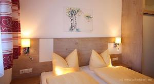 une chambre d'hôtel avec deux lits et deux lampes dans l'établissement Apartment Schneeberger, à Stummerberg