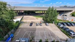 eine Draufsicht auf einen Parkplatz mit geparkten Autos in der Unterkunft NXT PARK Hamburg by ANS in Hamburg