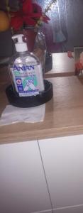um frasco de elixir bucal sentado em cima de uma mesa em Habitación Maria Jose em Benidorm