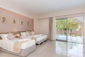 Postel nebo postele na pokoji v ubytování Poseidon Beach Hotel + 37 fotografií