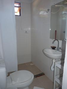 Baño blanco con aseo y lavamanos en Casas da Bete, en Trancoso