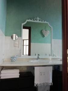 uma casa de banho com lavatório, espelho e toalhas em B&B Maria Rosaria Home em San Marzano sul Sarno