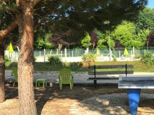 een park met stoelen, een bank en een boom bij Camping Le Mondou in Saint-Julien-de-Lampon +3 foto's