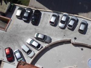 ベニドルムにあるCoblanca 5 studioの駐車場車両の上面の景色