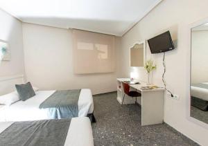 Postel nebo postele na pokoji v ubytování Hospedium Hotel Don Jose
