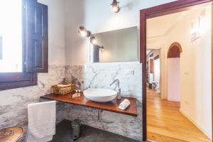 un bagno con lavandino e specchio di GuestHost - Vakalu Piazza Duomo Charming Apartment a Siracusa