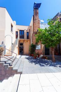 un edificio con scala e camino in mattoni di GuestHost - Vakalu Piazza Duomo Charming Apartment a Siracusa
