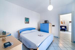 een slaapkamer met een blauw bed en een tafel bij La casa del capitano ponza in Ponza +19 foto's