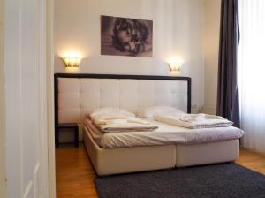 uma cama num quarto com duas luzes em cima em Žatecká 4 - Old Town Residence em Praga