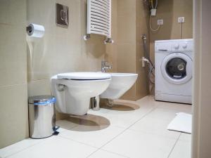 łazienka z toaletą i pralką w obiekcie Žatecká - Old Town Residence w Pradze +30 zdjęć