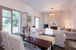 a living room with a dining table and a couch at Verde Olive Three-Bedroom Holiday Home by Konnect in Kato Korakiana