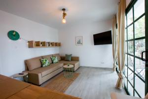 A seating area at Book Jet - Bungalow Style & Comfort