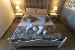 a bedroom with a bed with two white towels on it at Studio Anna in Káto Garoúna