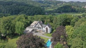 una vista aerea di una grande casa con piscina di Lafarques a Pepinster