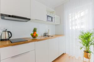 Cuisine ou kitchenette dans l'établissement COIN Apartamenty Krakowska