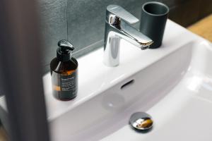 una bottiglia di sapone sul lavandino del bagno di Moderne 2 Zi.-FeWo BlackForest Art Nähe Freiburg a Simonswald