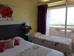 Postel nebo postele na pokoji v ubytování Logis Hotel Le Col De L'ange