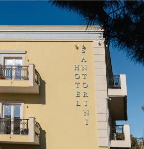 um sinal na lateral de um edifício em Hotel Santorini em Fira