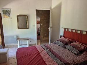 コリアスにあるLa Colliassoiseのベッドルーム(赤いベッド1台、鏡付)