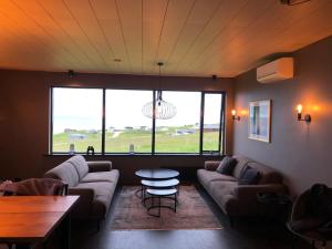 Uma área de estar em Hellnar Ocean View Villa