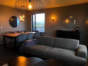 Uma área de estar em Hellnar Ocean View Villa
