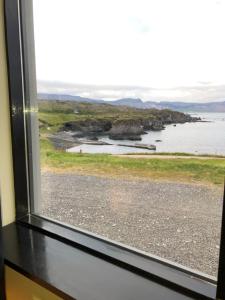 海德納爾的住宿－Hellnar Ocean View Villa，享有水体景致的窗户