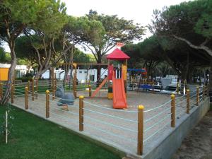 um parque com um parque infantil com um baloiço em Parque De Campismo Orbitur Guincho em Cascais