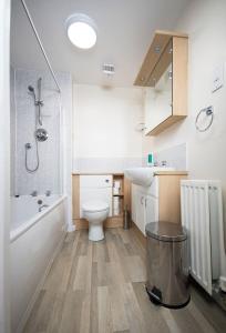 ห้องน้ำของ Lochend Serviced Apartments