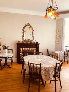 uma sala de jantar com uma mesa e uma lareira em B&B Chez Hubert em Cidade de Quebec