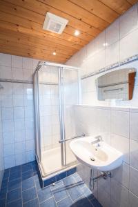 Et badeværelse på Appartements Grabenbauer + 36 billeder