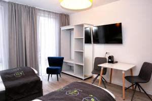 een hotelkamer met een bed en een tafel en stoelen bij Hotel Apart GO25 in Herford