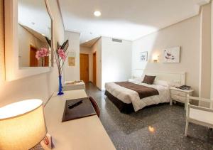 Postel nebo postele na pokoji v ubytování Hospedium Hotel Don Jose
