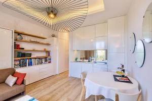 Η κουζίνα ή μικρή κουζίνα στο GRAND HÔTEL City Center at 2 minutes walk from the beach