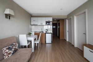 Kuchyň nebo kuchyňský kout v ubytování Orbi Beach Tower Hotel Official