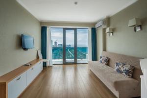 TV a/nebo společenská místnost v ubytování Orbi Beach Tower Hotel Official