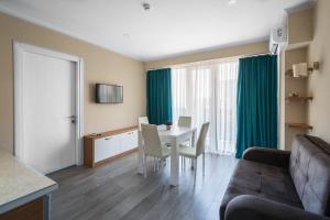TV a/nebo společenská místnost v ubytování Orbi Beach Tower Hotel Official