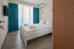 Postel nebo postele na pokoji v ubytování Orbi Beach Tower Hotel Official