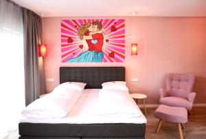 a bedroom with a bed and a painting on the wall at Hotel Apart GO25 in Herford