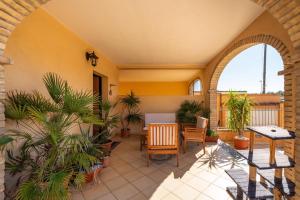 um pátio interior com plantas e uma mesa em Casa Rebecca em Settimo San Pietro