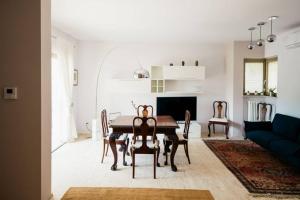 a living room with a table and chairs and a couch at Casa Chiara in Gardone Riviera