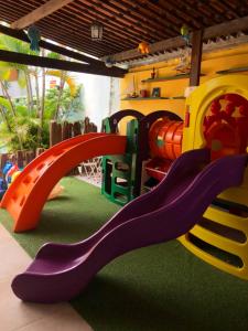 un parque infantil con un tobogán en una habitación en Pousada Sempre Graciosa, en Praia do Frances