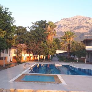 Bazén v ubytování UĞUR BEACH HOTEL nebo v jeho okolí