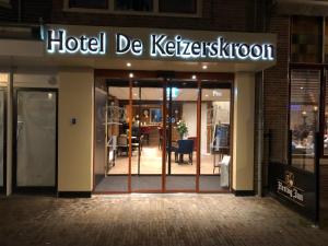 un cartello Hotel de Kerkestation sulla parte anteriore di un edificio di Hotel de Keizerskroon Hoorn a Hoorn