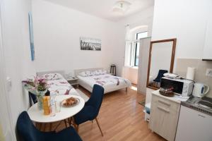 Кухня или мини-кухня в Apartmani Rina
