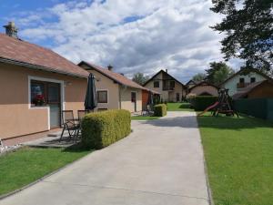 una pasarela frente a una casa con parque infantil en Apartment chatky Aquaduo, en Liptovská Sielnica