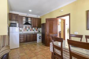 Kuchyňa alebo kuchynka v ubytovaní Villa Fuentes Sólo Familias